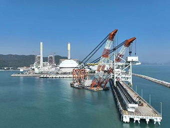 華潤海豐卸船機順利吊裝，助力粵港澳大灣區(qū)能源供應(yīng)